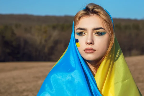 Porträt Einer Frau Die Eine Ukrainische Gelb Blaue Fahne Gehüllt — Stockfoto