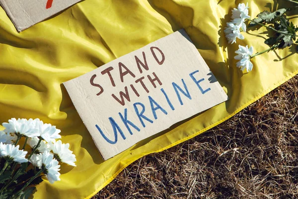 Ukrainische Gelb Blaue Flagge Auf Dem Boden Mit Protestschildern Nationales — Stockfoto