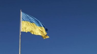 Ukrayna 'nın sarı mavi bayrağı rüzgarda dalgalanıyor. Ukrayna 'nın gökyüzündeki ulusal sembolü. Özgürlük kavramı.