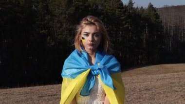 Savaş yok! Protesto işaretli bir kadın. Ukrayna 'nın ulusal sembolü. Kan makyajlı kadın vatansever bir isim plakası taşıyor. Ukrayna 'nın yanında ol, destek ve dayanışma. Savaşı durdurun.!