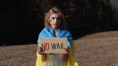 Savaş yok! Protesto işaretli bir kadın. Ukrayna 'nın ulusal sembolü. Kan makyajlı kadın vatansever bir isim plakası taşıyor. Ukrayna 'nın yanında ol, destek ve dayanışma. Savaşı durdurun.!
