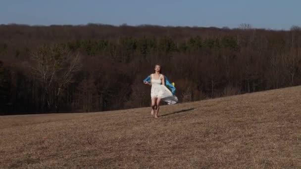 Femme Courant Avec Drapeaux Jaunes Ukrainiens Enveloppés Flottant Dans Vent — Video