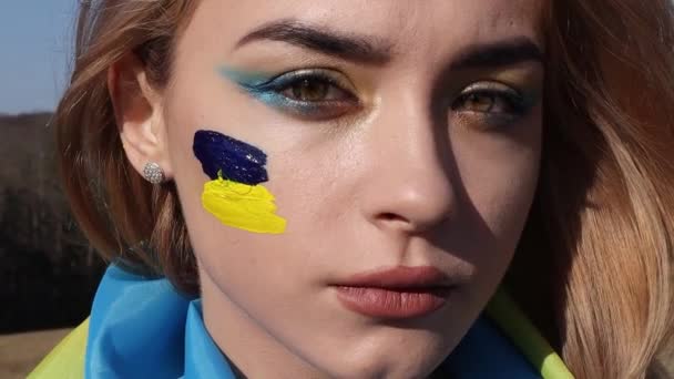 Mujer Envuelta Bandera Azul Amarilla Ucraniana Símbolo Nacional Ucrania Mejilla — Vídeo de stock