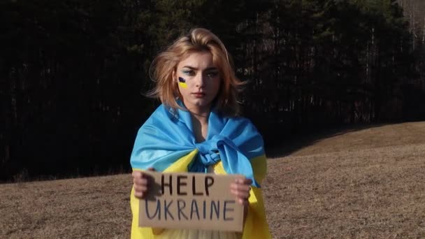 Ayuda Ucrania Alto Guerra Mujer Con Signo Protesta Símbolo Nacional — Vídeos de Stock