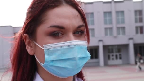 Filmagem Câmara Lenta Enfermeira Rua Perto Hospital Olhando Para Câmera — Vídeo de Stock
