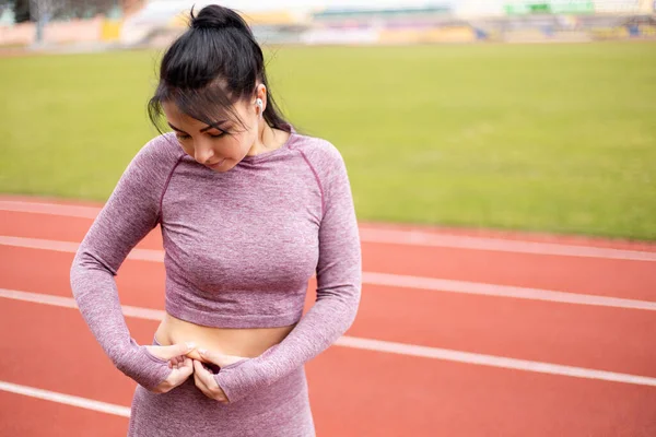 Mulher Vestida Terno Esportivo Mostrando Sua Gordura Corpo Enquanto Treinava — Fotografia de Stock