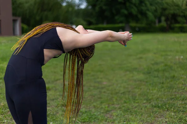 Rastalı Yoga Yapan Esneme Hareketleri Yapan Yoga Minderinde Duran Kadın — Stok fotoğraf