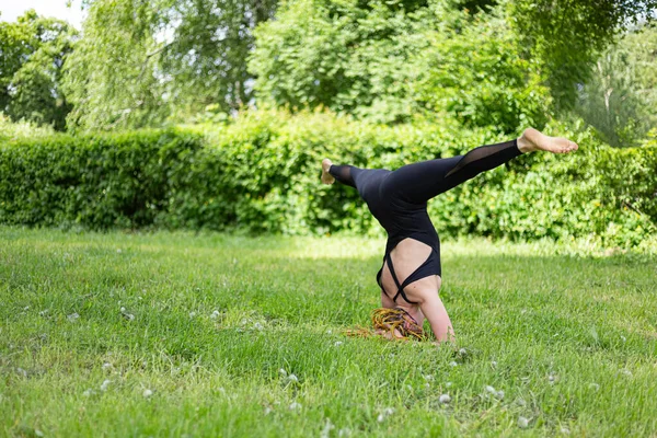 Donna Yogi Con Dreadlocks Stretching Facendo Pratica Salamba Sirsasana Poggiatesta — Foto Stock