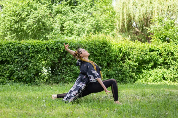 Donna Yogi Con Dreadlocks Stretching Facendo Pratica Posa Prato Verde — Foto Stock