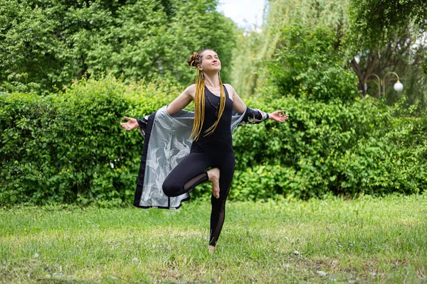 Rastalı Yoga Yapan Kadın Ağaç Egzersizi Yaparak Yeşil Çimlerde Vrikshasana — Stok fotoğraf