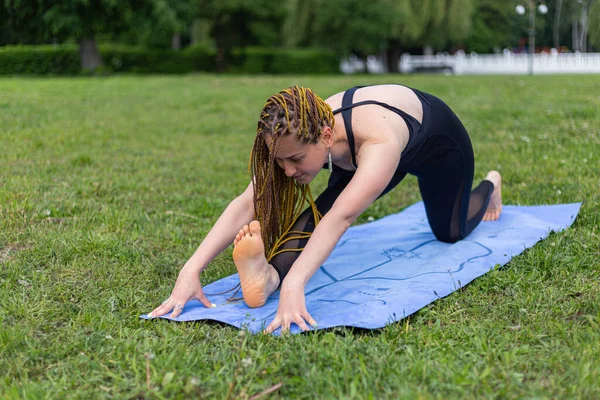 Donna Yogi Con Dreadlocks Stretching Facendo Pratica Testa Ginocchio Piegare — Foto Stock