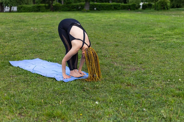 Rastalı Yoga Yapan Kadın Yoga Minderinde Uttanasana Poz Verme Pratiği — Stok fotoğraf