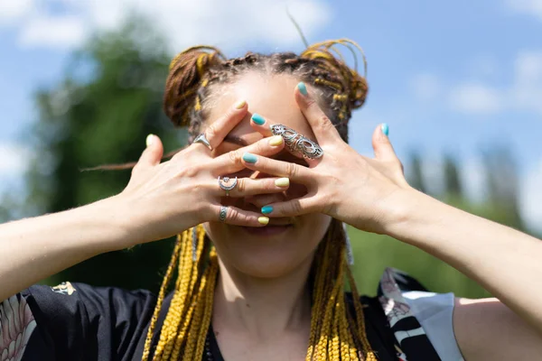 Kvinna Yogi Med Dreadlocks Stretching Gör Öva Posera Nära Ögon — Stockfoto