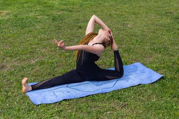 Donna Yogi Con Dreadlocks Stretching Facendo Pratica Piccione Eka Pada — Foto Stock