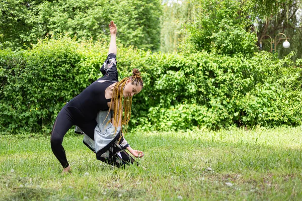 Donna Yogi Con Dreadlocks Stretching Facendo Pratica Posa Prato Verde — Foto Stock