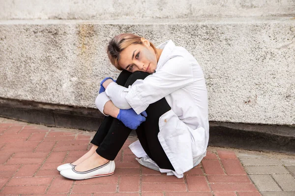 Smutsig Sjuksköterska Med Aska Ansiktet Som Sitter Utanför Sjukhusets Sjukstuga — Stockfoto