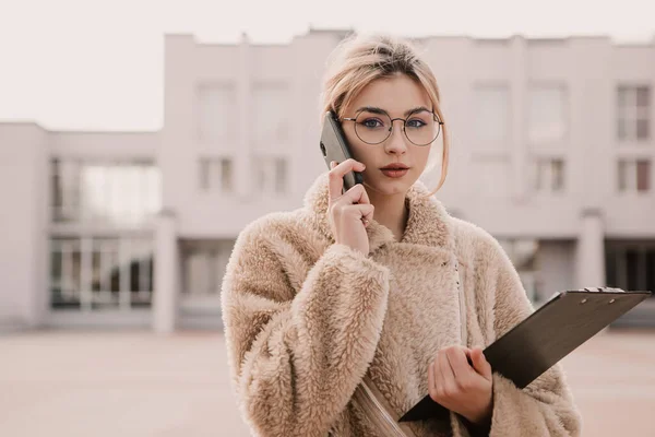 Молода Жінка Яка Займається Хіпстерським Бізнесом Носить Окуляри Розмовляють Телефоном — стокове фото