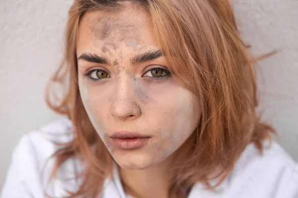 Sporca Infermiera Stanca Esausta Con Cenere Sul Viso Seduta Fuori — Foto Stock