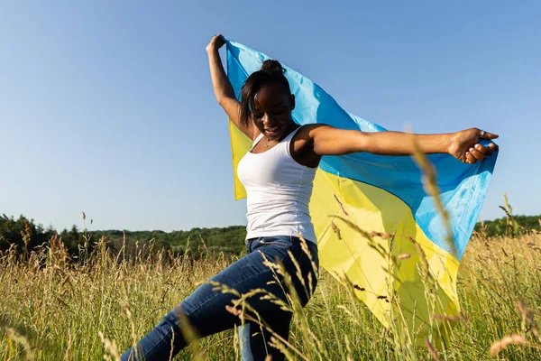 Afroamerikanerin Ukrainische Gelb Blaue Fahne Gehüllt Flattert Wind Nationales Symbol — Stockfoto