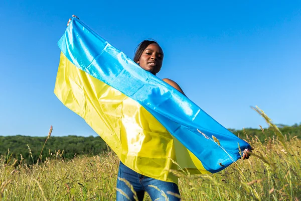 Африканская Американка Завернутая Украинский Желтый Флаг Развевается Ветру Национальный Символ — стоковое фото