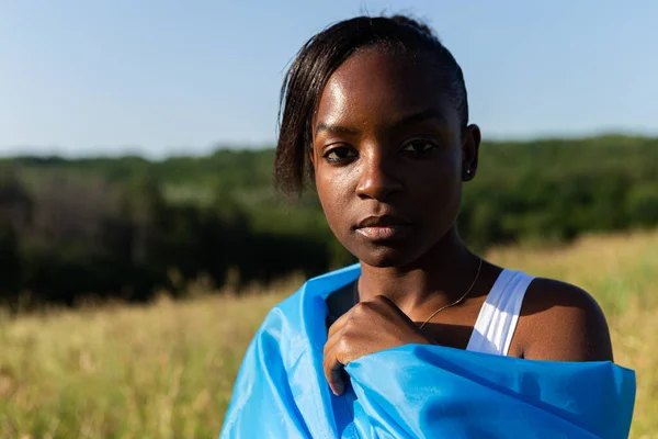 Afro Amerikaanse Vrouw Gewikkeld Oekraïense Gele Vlag Wappert Zwaaiend Wind — Stockfoto