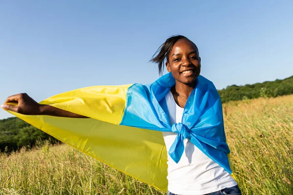 Donna Afroamericana Avvolta Una Bandiera Blu Gialla Ucraina Sventola Nel — Foto Stock
