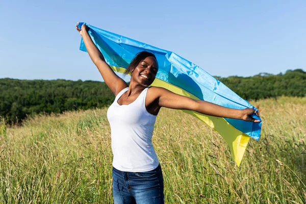 Afroamerikanerin Ukrainische Gelb Blaue Fahne Gehüllt Flattert Wind Nationales Symbol — Stockfoto