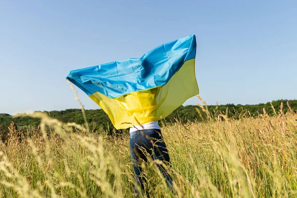 Afroamerikanerin Ukrainische Gelb Blaue Fahne Gehüllt Flattert Wind Nationales Symbol — Stockfoto