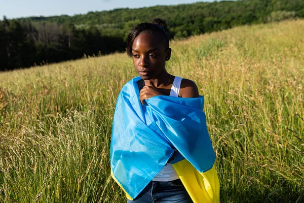 Afro Amerikaanse Vrouw Gewikkeld Oekraïense Gele Vlag Wappert Zwaaiend Wind — Stockfoto