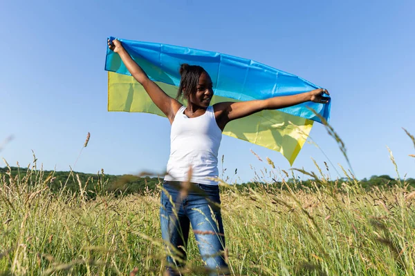 Afroamerikanerin Ukrainische Gelb Blaue Fahne Gehüllt Flattert Wind Nationales Symbol — Stockfoto