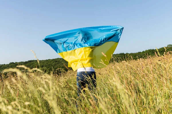 Afroamerikanerin Ukrainische Gelb Blaue Fahne Gehüllt Flattert Wind Nationales Symbol — Stockfoto