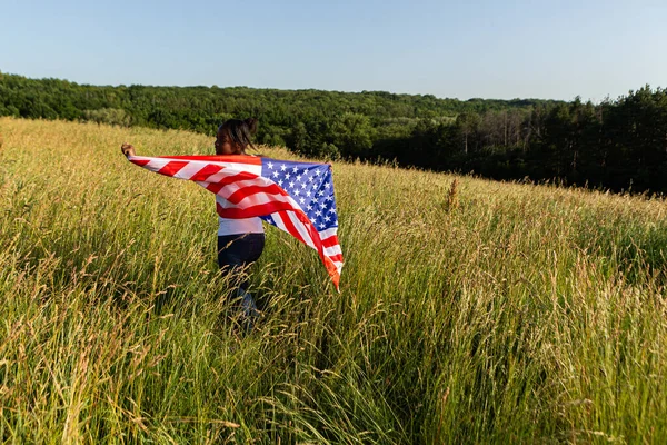 Afrikansk Amerikansk Kvinde Svøbt Amerikansk Flag Flagrer Vinden Glædelig Juli - Stock-foto