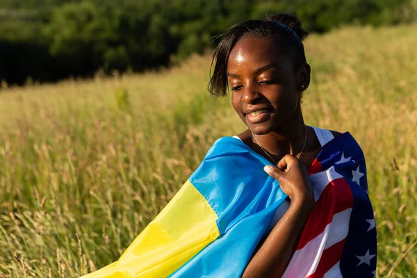 Donna Afroamericana Avvolta Una Bandiera Blu Gialla Ucraina Sventola Nel — Foto Stock