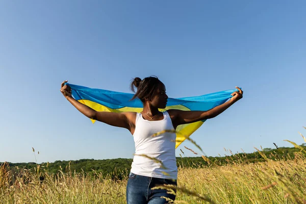 Африканская Американка Завернутая Украинский Желтый Флаг Развевается Ветру Национальный Символ — стоковое фото