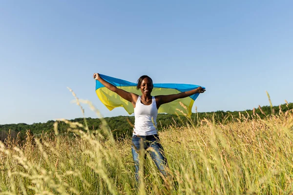 Afroamerikanerin Ukrainische Gelb Blaue Fahne Gehüllt Flattert Wind Nationales Symbol — Stockfoto