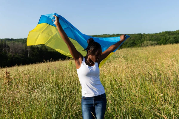 Afroamerikanerin Ukrainische Gelb Blaue Fahne Gehüllt Flattert Wind Nationales Symbol — Stockfoto