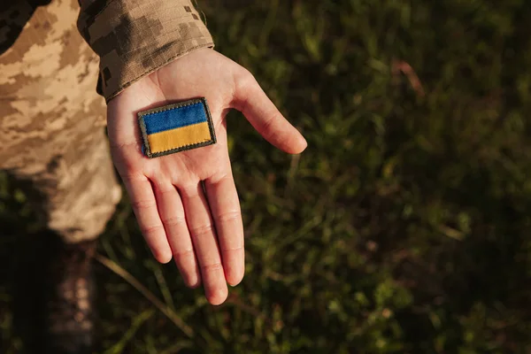 Close Military Woman Hold Velcro Patch Flag Ukraine Armed Forces — ストック写真