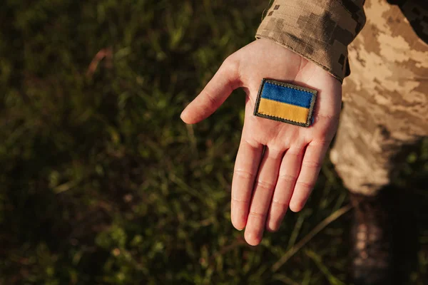 Close Military Woman Hold Velcro Patch Flag Ukraine Armed Forces — Stockfoto