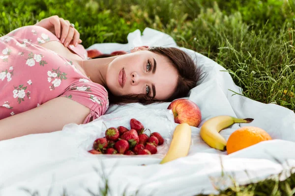 Vrouw Liggend Wit Laken Kijkend Naar Camera Lachend Lady Houden — Stockfoto