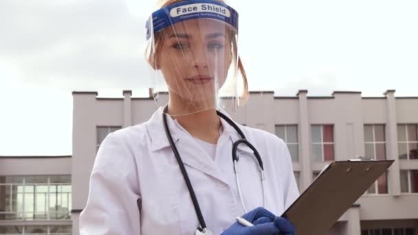 Hastane Revirinin Önünde Duran Genç Bayan Hemşire Güzel Doktor Kadın — Stok video