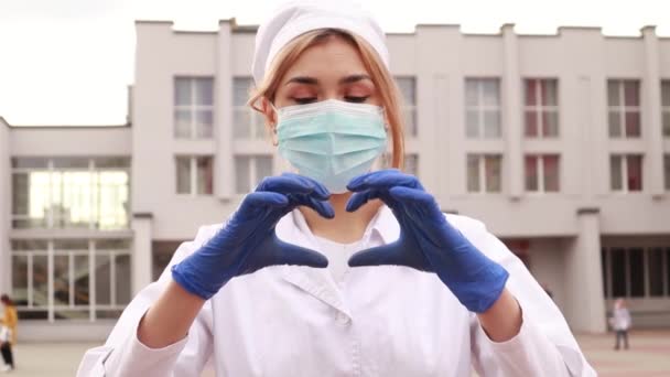 Jonge Vrouwelijke Verpleegster Die Voor Ziekenboeg Staat Prachtige Dokter Vrouw — Stockvideo