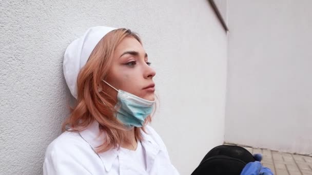 Βρώμικη Κουρασμένη Νοσοκόμα Στάχτη Στο Πρόσωπο Κάθεται Έξω Από Νοσοκομείο — Αρχείο Βίντεο