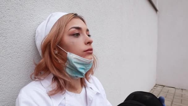 Vuile Vermoeide Verpleegster Met Het Gezicht Zittend Buiten Ziekenboeg Een — Stockvideo