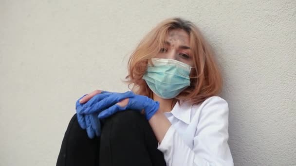 Vuile Vermoeide Verpleegster Met Het Gezicht Zittend Buiten Ziekenboeg Een — Stockvideo