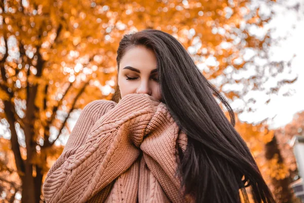 Close Portrait Woman Standing Autumn City Park Forest Getting Cold — Fotografia de Stock
