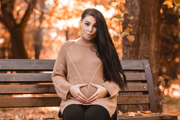 Shocked Surprised Amazed Pregnant Woman Sitting Bench Autumn City Park — Zdjęcie stockowe