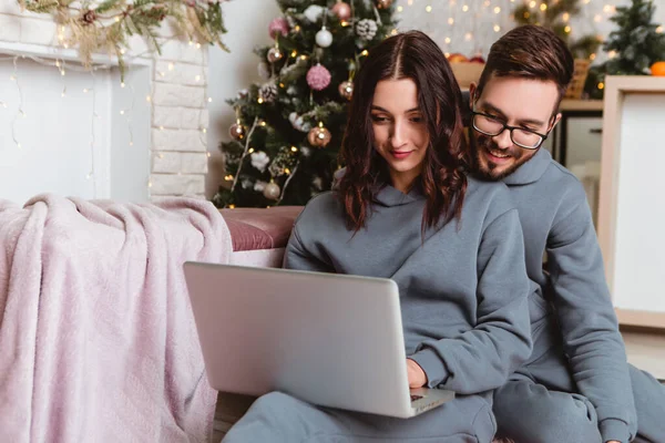 Lovely Couple Use Laptop Buy Gifts Presents Internet Garlands Home — Stockfoto