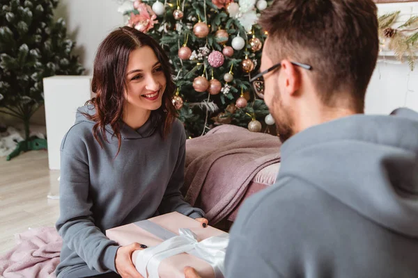 Schöne Junge Romantische Paar Sitzen Offene Geschenke Geschenke Geschenke Girlanden — Stockfoto