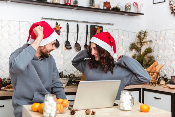 Couple Sitting Kitchen Use Laptop Buy Gifts Internet Garlands Home — Stockfoto