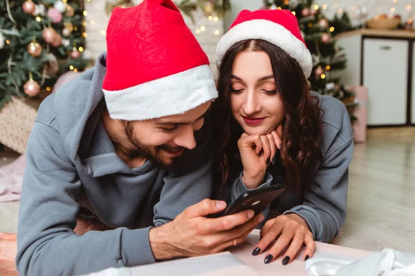 Lovely Couple Use Mobile Phone Buy Gifts Presents Internet Garlands — Stockfoto